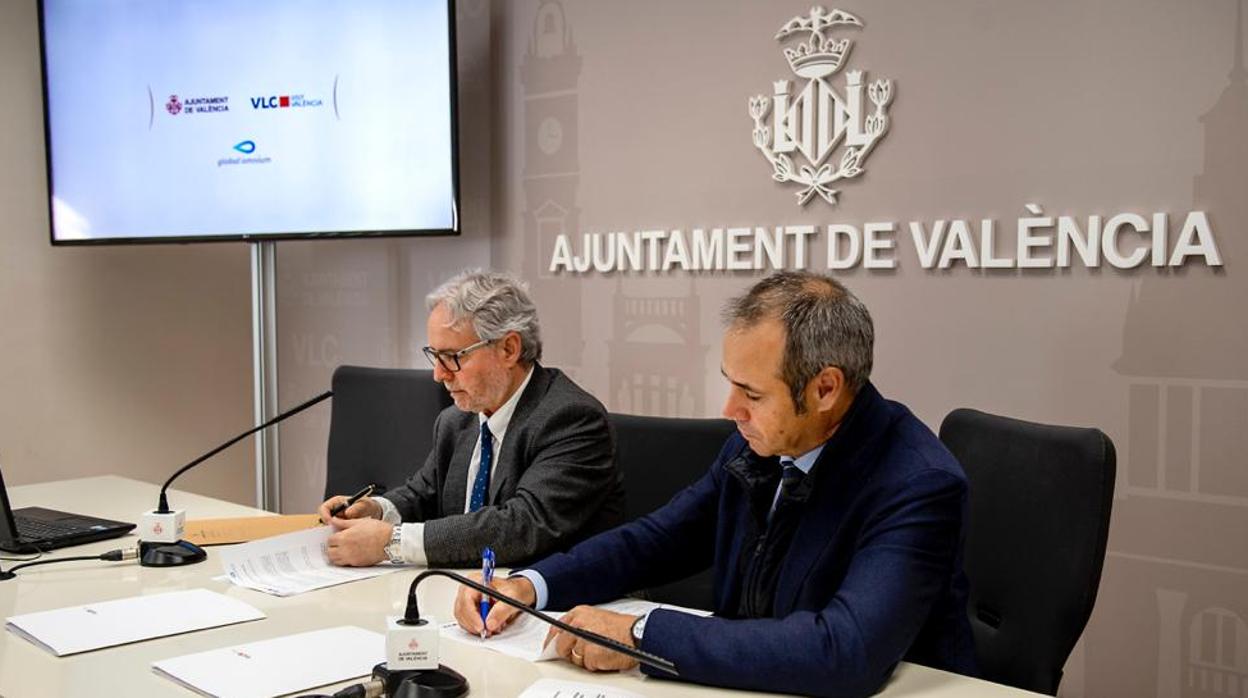 Imagen del edil de Turismo, Emiliano García, firmando el acuerdo con Dionisio García, CEO de Global Omnium