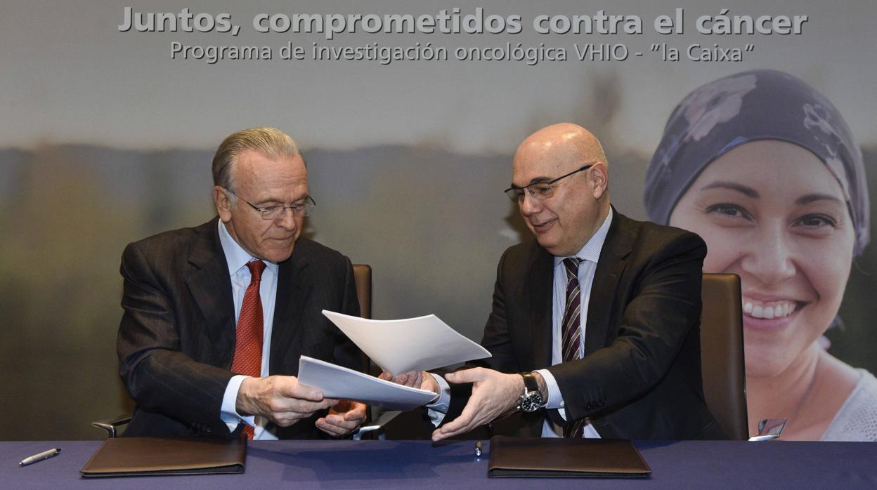 Isidro Fainé, presidente de la Fundación Bancaria La Caixa, y Josep Tabernero, director del Vall d’Hebron Instituto de Oncología (VHIO)