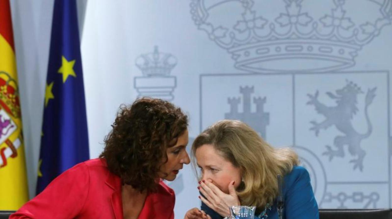 María Jesús Montero y Nadia Calviño, en la rueda de prensa posterior al Consejo de Ministros de este martes