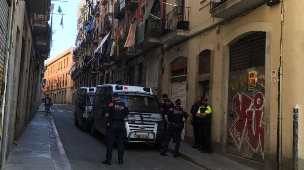 Mossos y Guardia Urbana en una redada contra los narcopisos del Raval