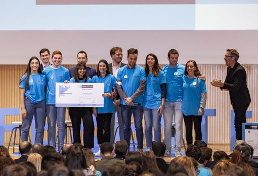 Imagen de los ganadores del Premio de Investigación Científica 2020 organizado por la Fundación Princesa de Girona posando con el cheque regalo en la Universidad Politécnica de Valencia