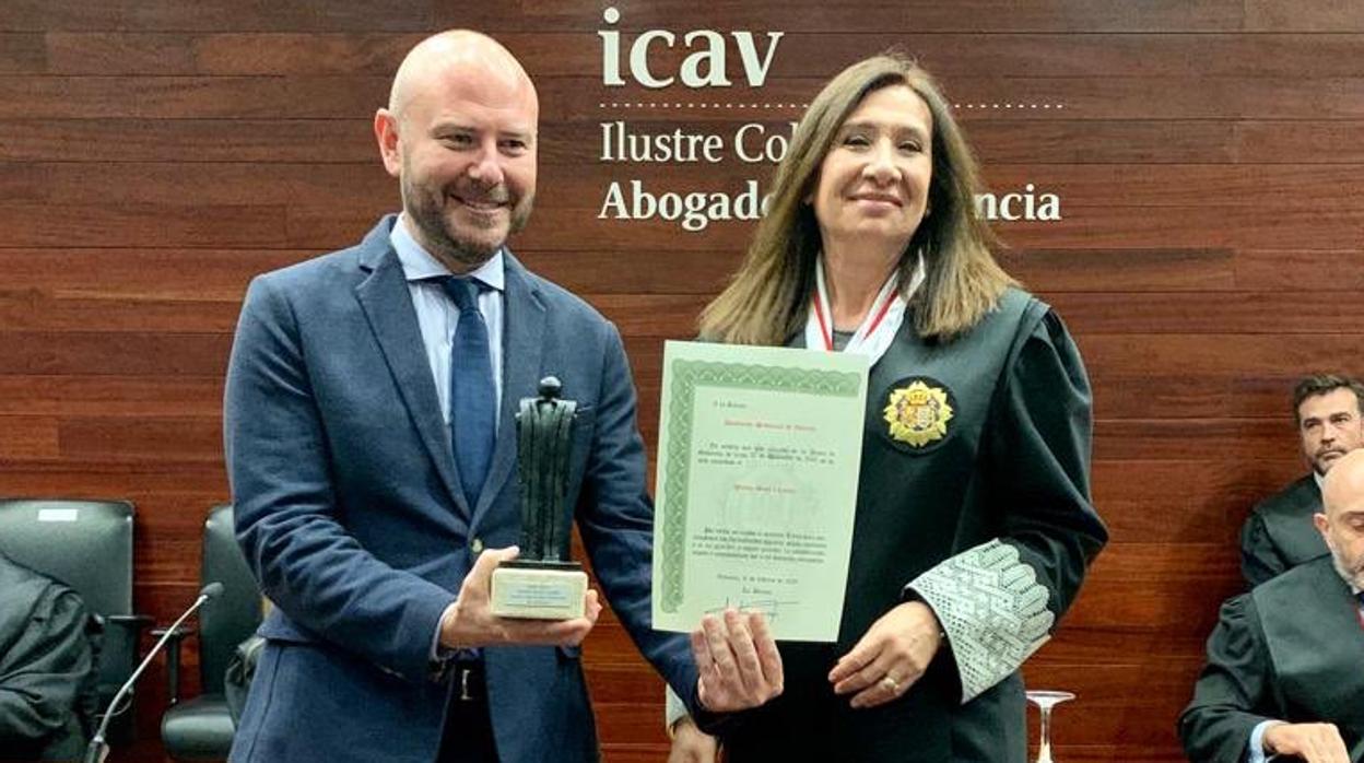 Imagen del presidente de la Diputación de Valencia, Toni Gaspar, y la decana del ICAV, Auxiliadora Borja