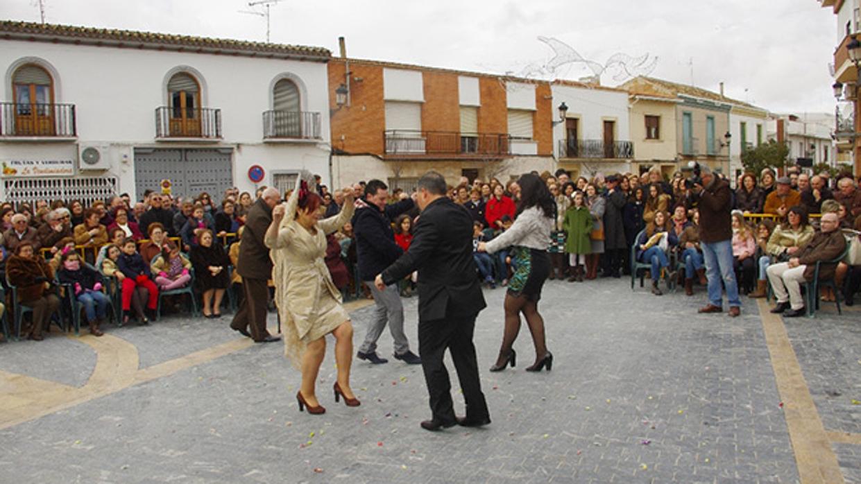 La jota pujada se baila en los arcos de la entrada del parque municipal