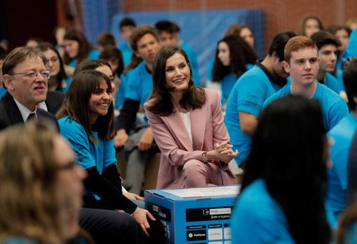 Imagen de la reina Letizia, acompañada por el presidente de la Generalitat, Ximo Puig, ha hablado con algunos de los jóvenes participantes en un taller de innovación celebrado en la Universitat Politècnica de Valencia y posteriormente ha escuchado la exposición de los diez grupos que han expuesto proyectos que han creado en el tiempo récord de tres horas