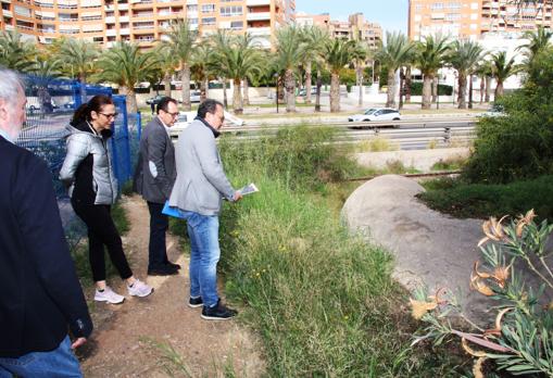 Los representantes socialistas y los dirigentes del puerto, inspeccionando el búnker