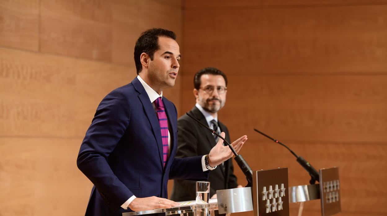 El vicepresidente Ignacio Aguado (izq), con el consejero Javier Fernández-Lasquetty