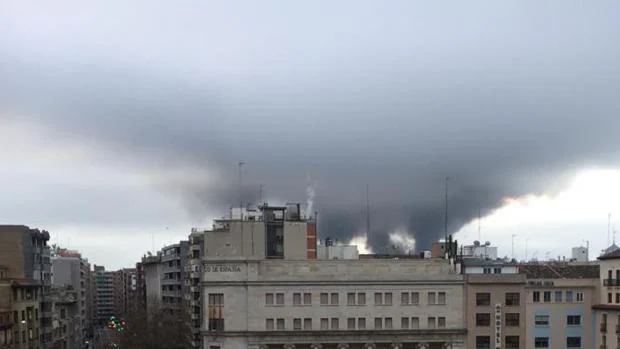 Investigan un aparatoso incendio que ha cubierto de humo el cielo de Zaragoza durante una huelga