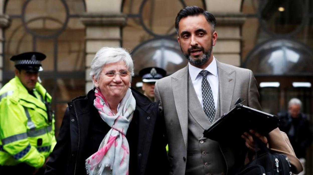 Clara Ponsatí y su abogado, Aamer Anwar, en una imagen de archivo