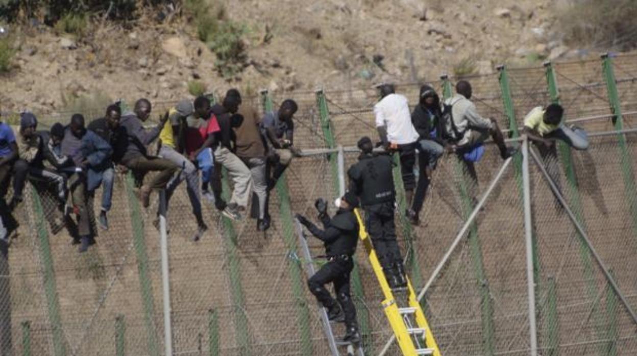 La valla de Melilla, durante uno de los asaltos