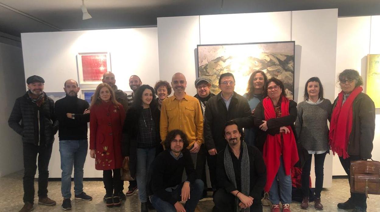 El concejal de Cultura Teo García con los artistas que participan en al exposición