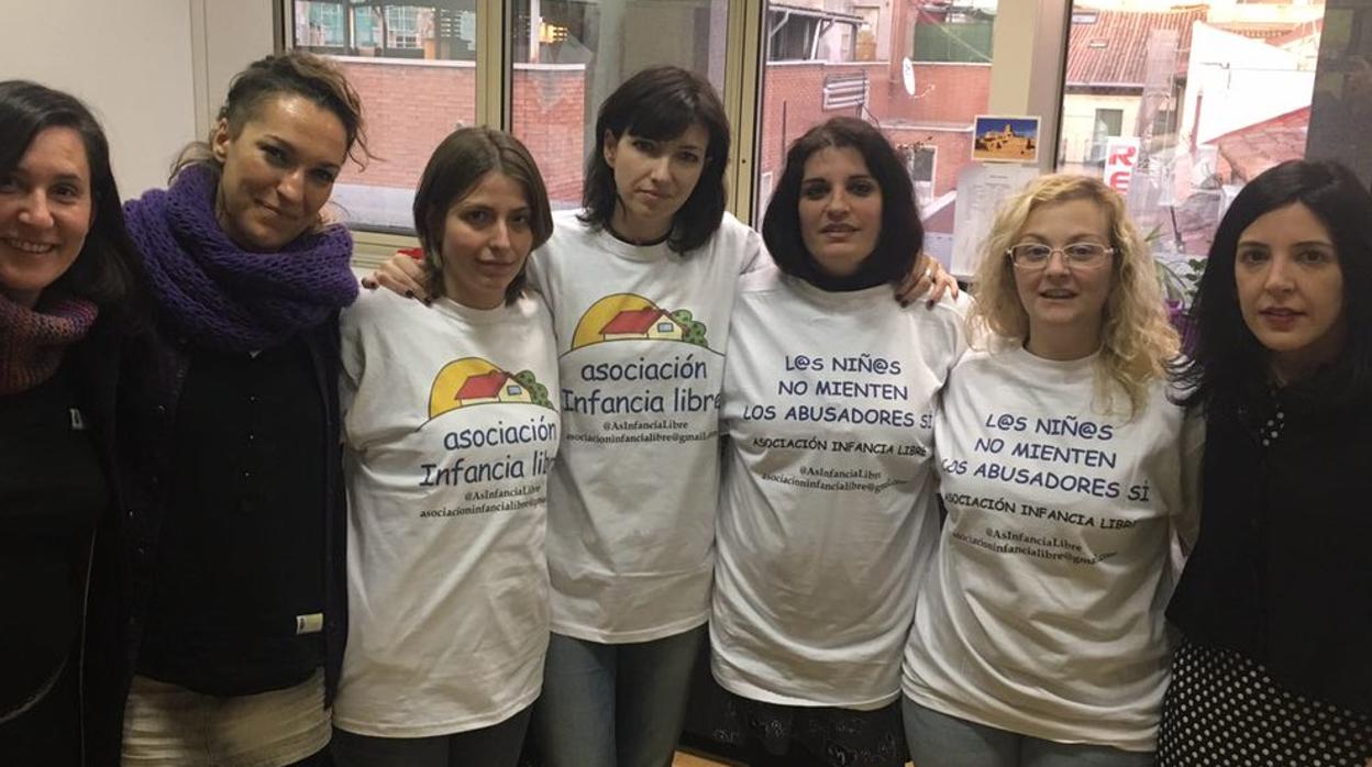 Imagen de archivo de algunas de las madres de la asociación Infancia Libre