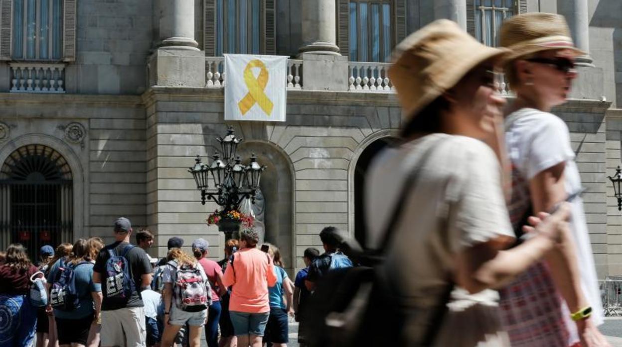 Fachada del Ayuntamiento de Barcelona, en junio de 2019, con el lazo amarillo