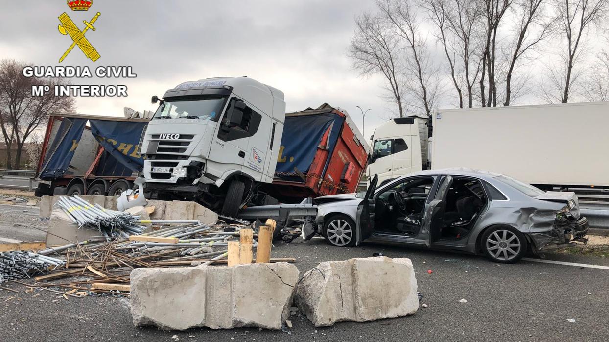 El camión provocó un accidente, en el que se vio involuacrado un turismo