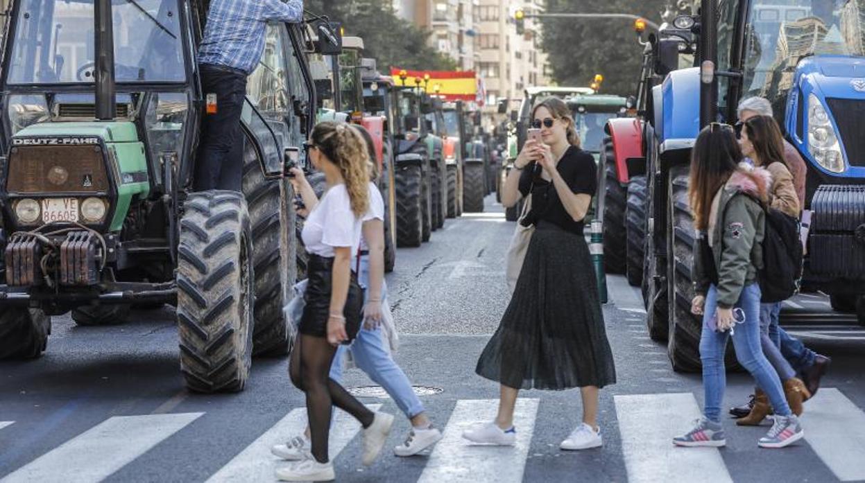 Manifestación de agricultores con tractores en el centro de Valencia, este viernes