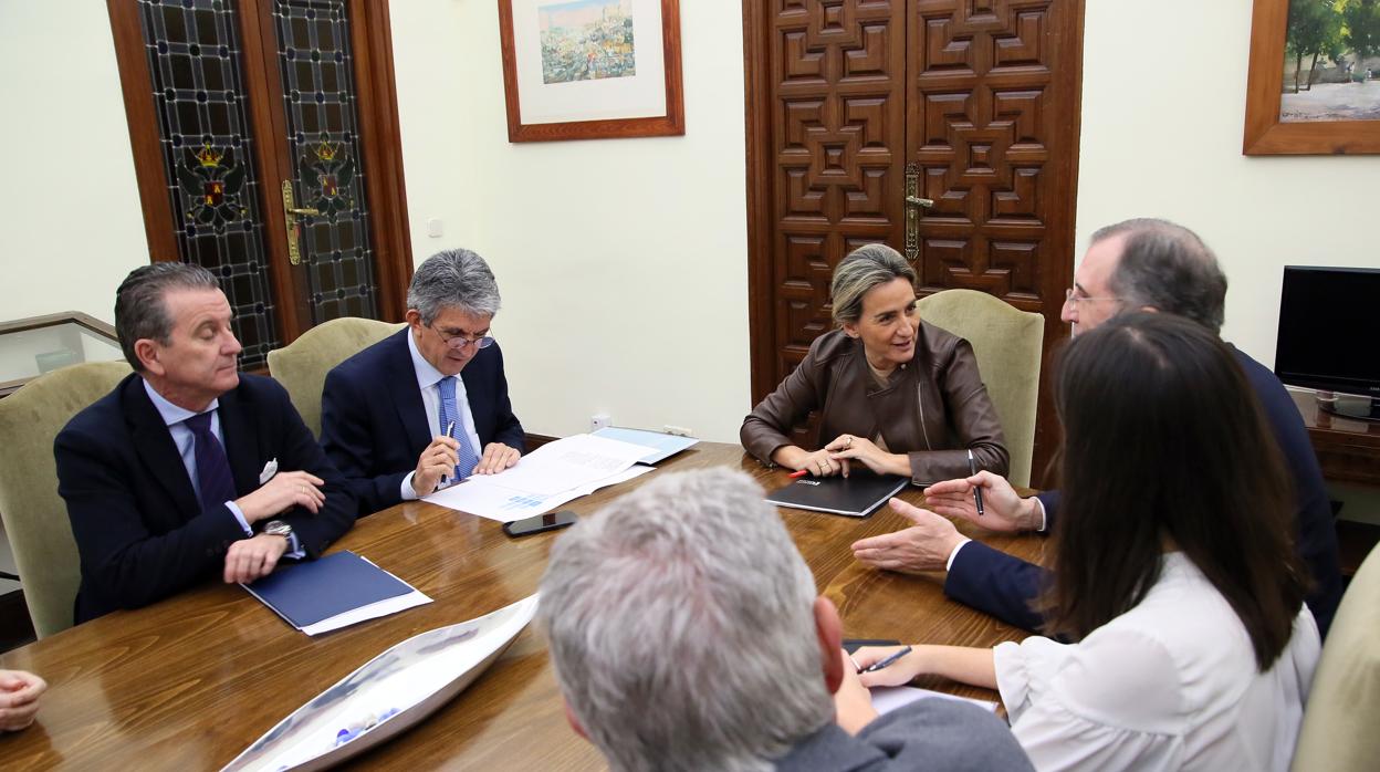 Un momento de la reunión de la alcaldesa con Ezquiaga