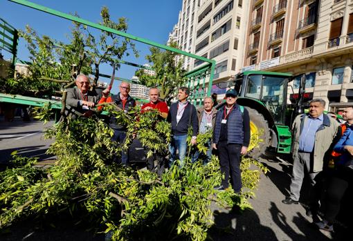 Imagen de la protesta de los agricultores frente a la Plaza de Toros de Valencia