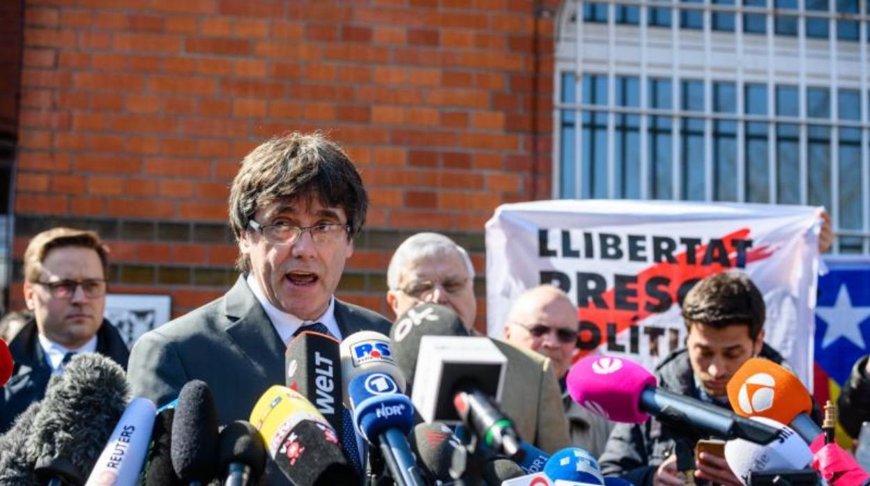 El expresidente de la Generalitat de Cataluña Carles Puigdemont dirigiéndose a los medios tras abandonar la cárcel de Neumünster, en Alemania