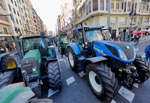 Imagen de los tractores que han desfilado por el centro de Valencia