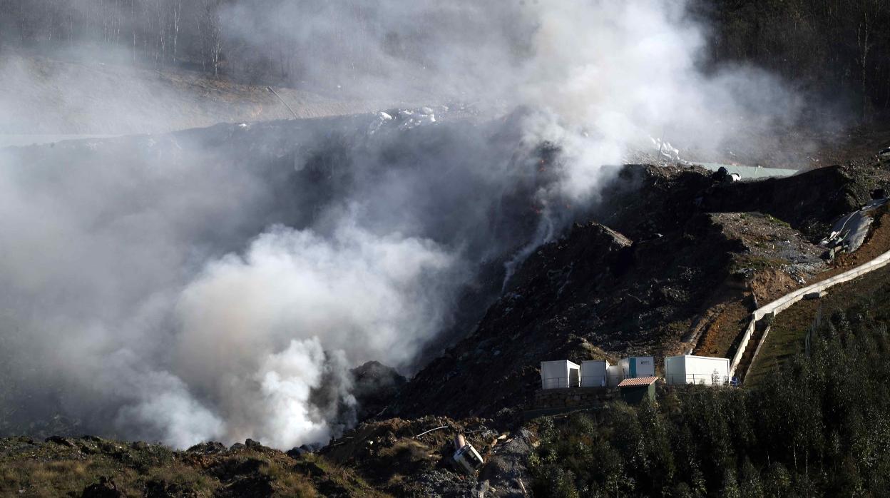 Dos desaparecidos, un fuego sin sofocar y emanaciones tóxicas nueve días después del derrumbe de Zaldívar