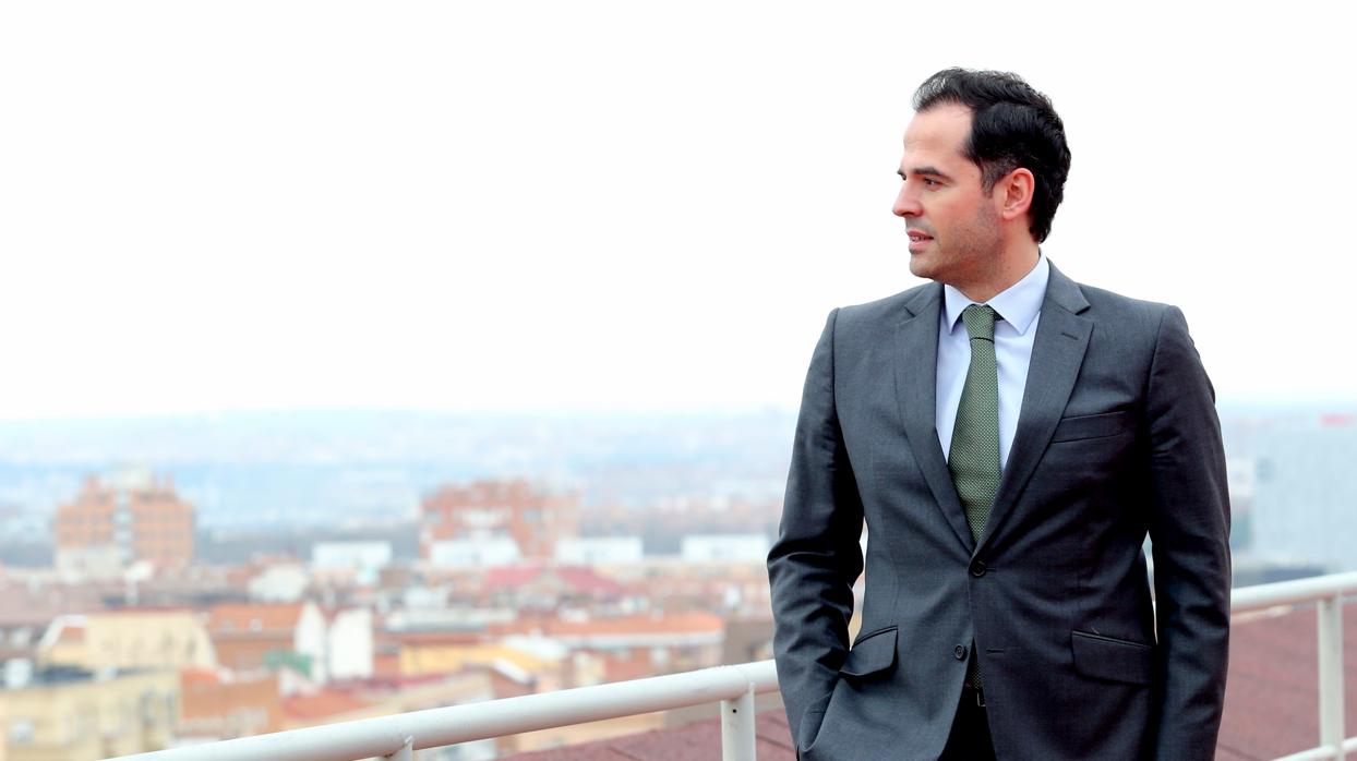 El vicepresidente Aguado, en la terraza de la Asamblea de Madrid