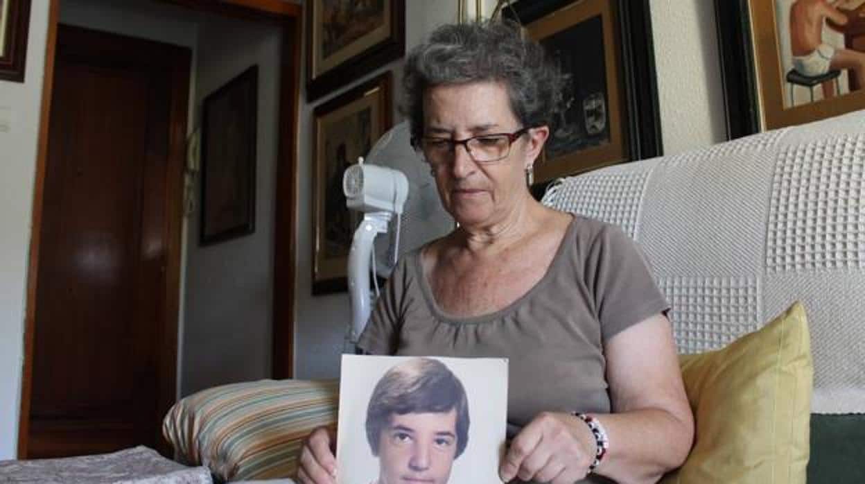 Antonia Guevara, madre de David Guerrero, el «niño pintor» de Málaga, con el retrato de su hijo