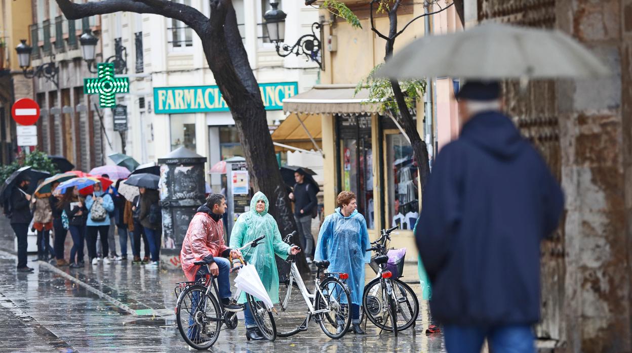 Imagen de archivo de una jornada de lluvia en Valencia