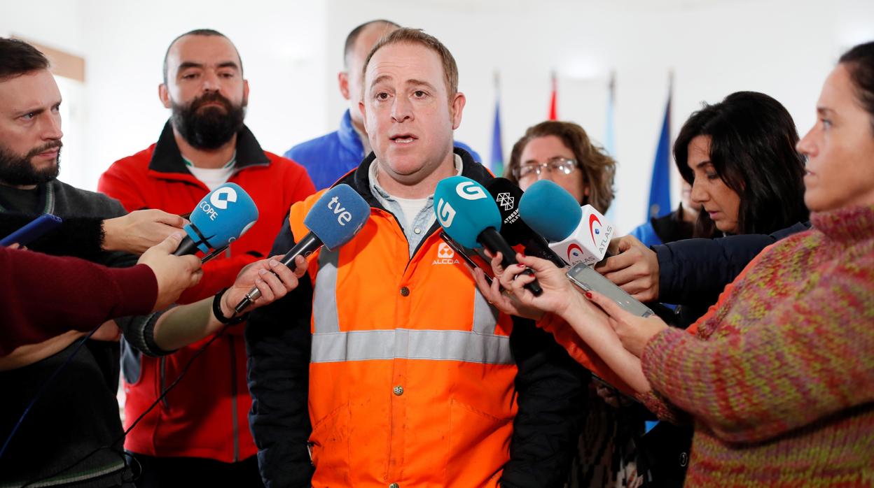 El presidente del Comité de Empresa de Alcoa San Cibrao, José Antonio Zan, este lunes tras la reunión