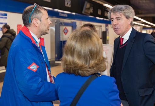 Los empleados de Metro cambian el uniforme