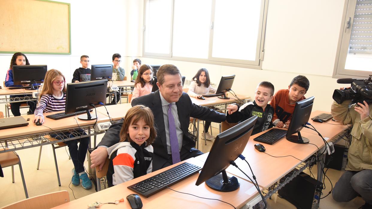 El presidente, Emiliano García-Page, en el nuevo colegio de Villamalea