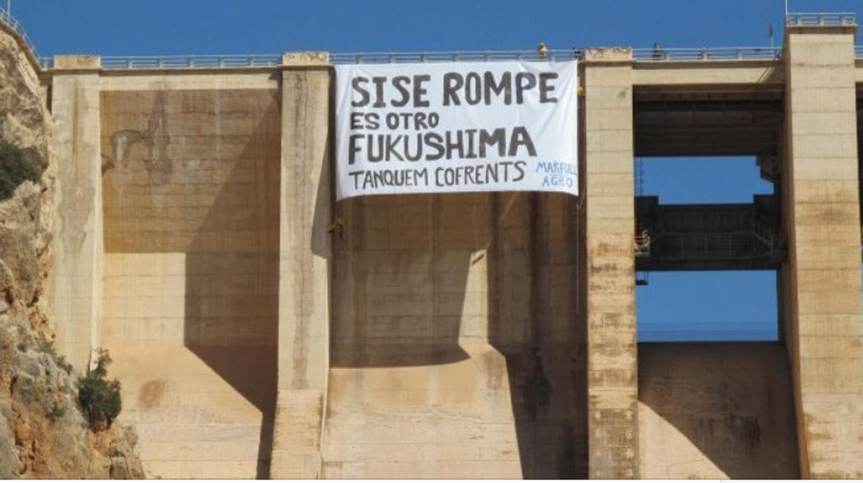 Pancarta de la plataforma Tanquem Cofrents exigiendo su cierre