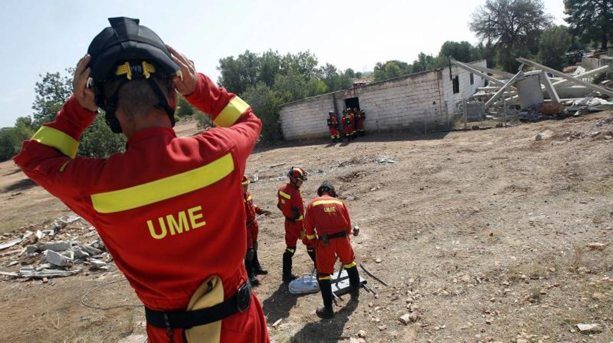 Efectivos de la Unidad Militar de Emergencias (UME) en un ejercicio en Bétera