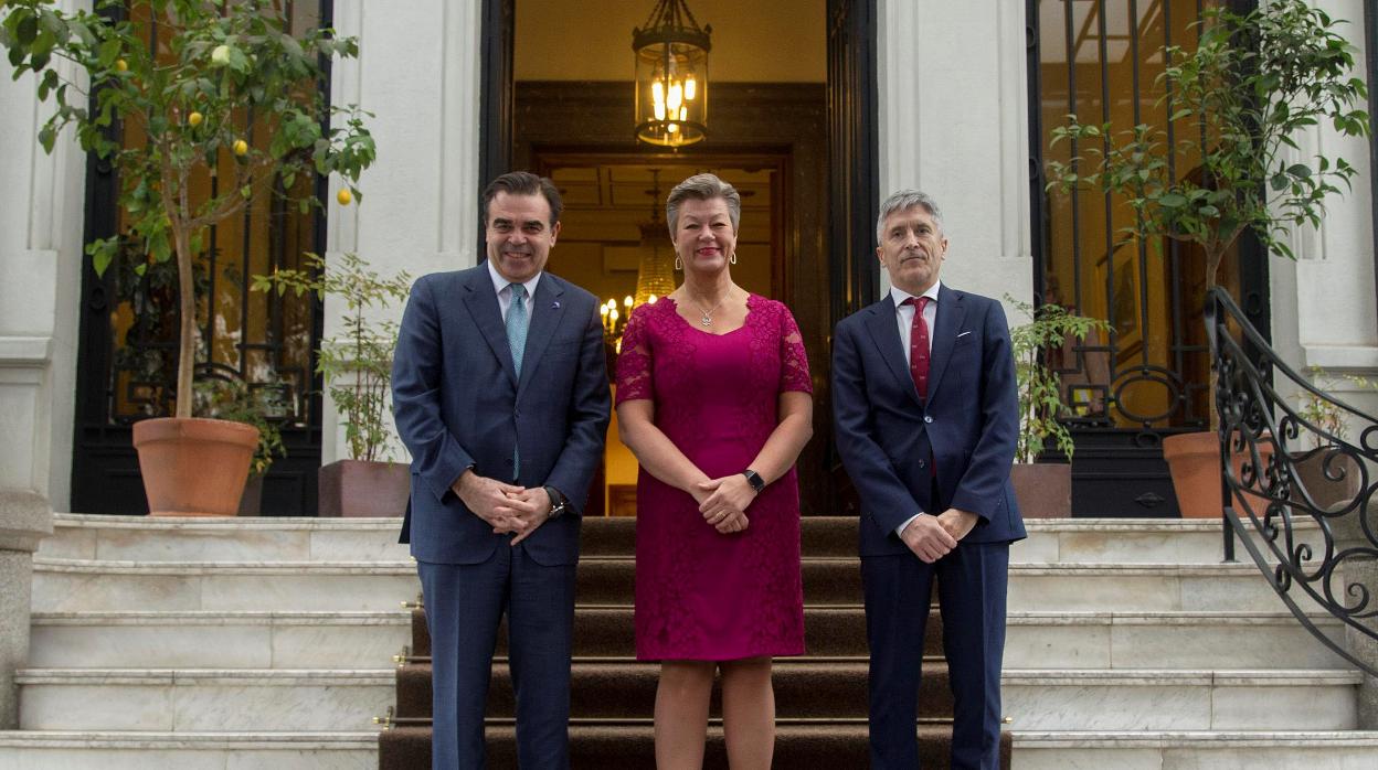 Marlaska, junto al vicepresidente de la Comisión Europea, Margaritis Schinas, y con la comisaría de Asuntos de Interior, Ylva Johansson,