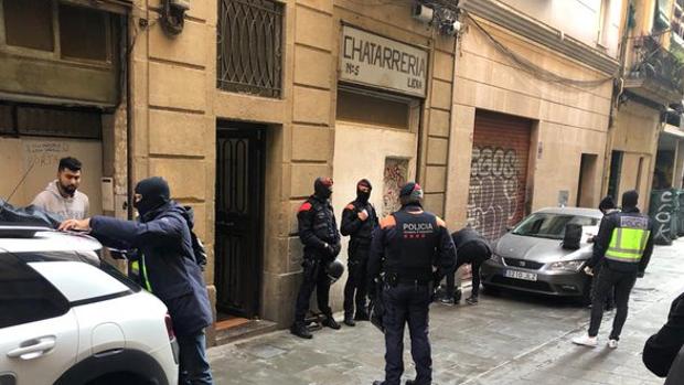 La violación de un hombre en el Raval destapa un «narcobloque» multifunción en Barcelona