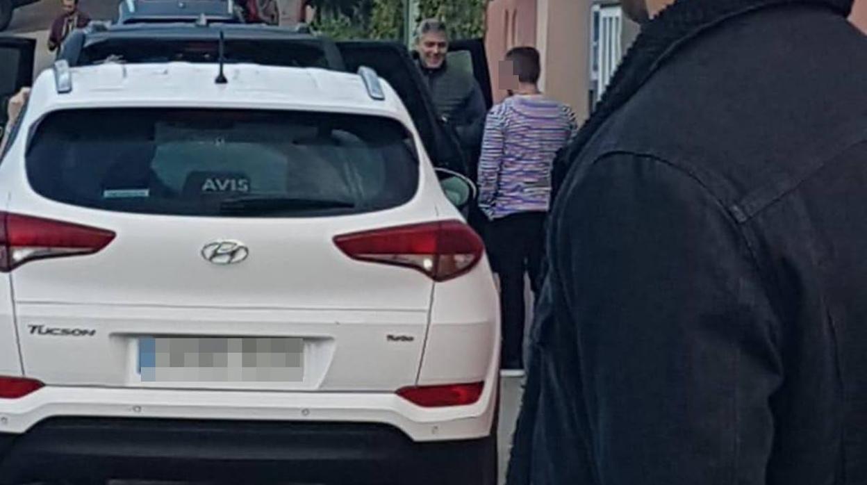 George Clooney subiendo a su coche en La Palma