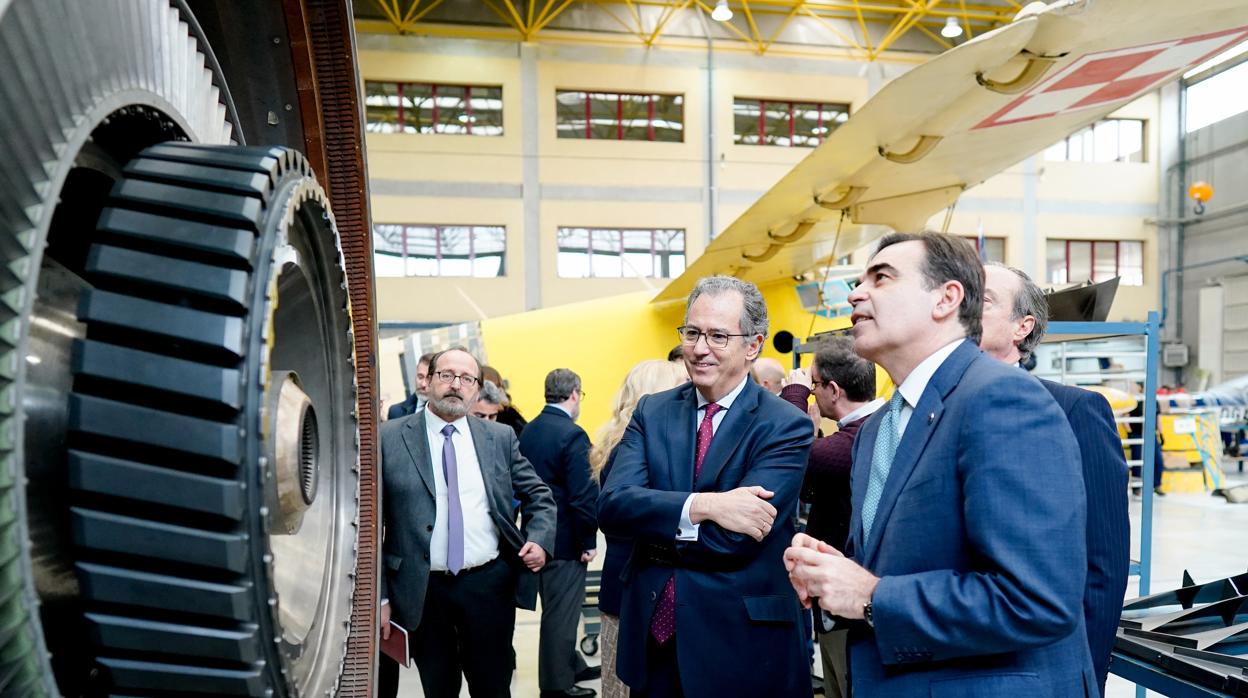 El consejero Ossorio con el vicepresidente de la Comisión Europea, Margaritis Schinas, visitando un centro de FP dual