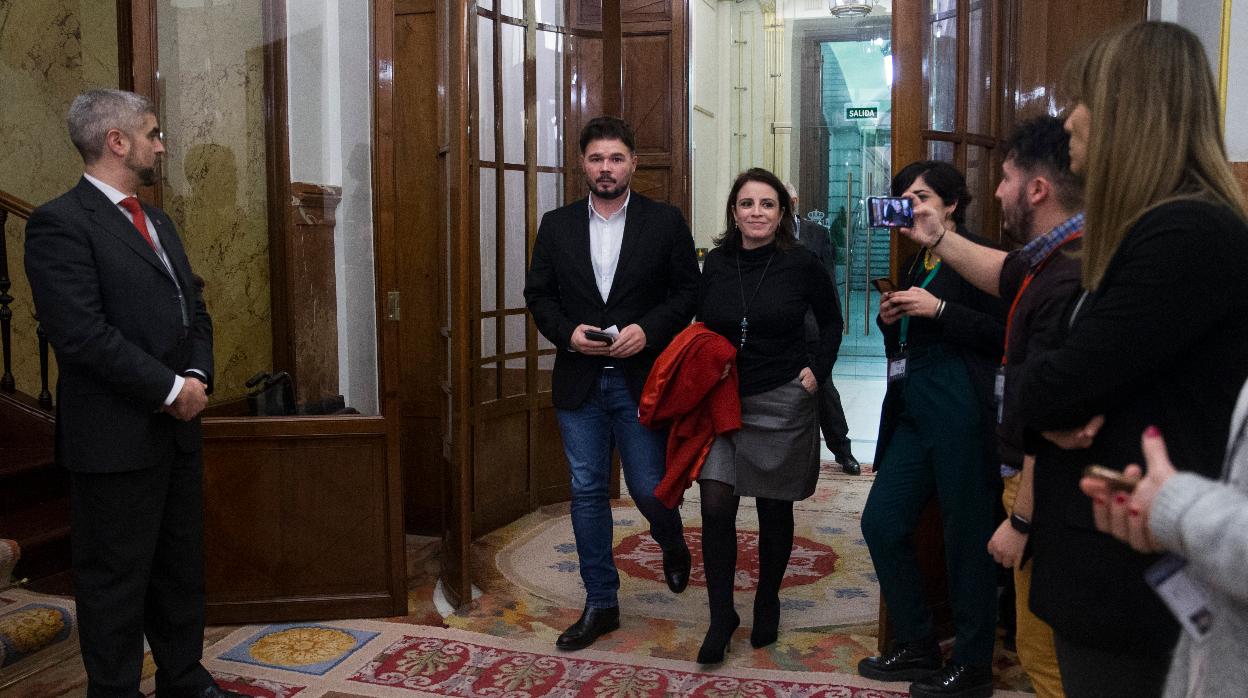 La portavoz del PSOE en el Congreso, Adriana Lastra, junto al portavoz de ERC, Gabriel Rufián, en el Congreso en una imagen reciente