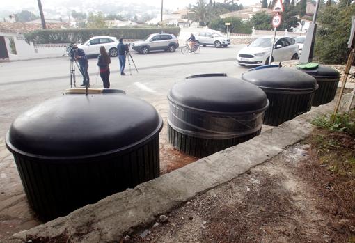 Imagen de los contenedores en los que fue hallado el cadáver de una mujer en Moraira (Alicante)