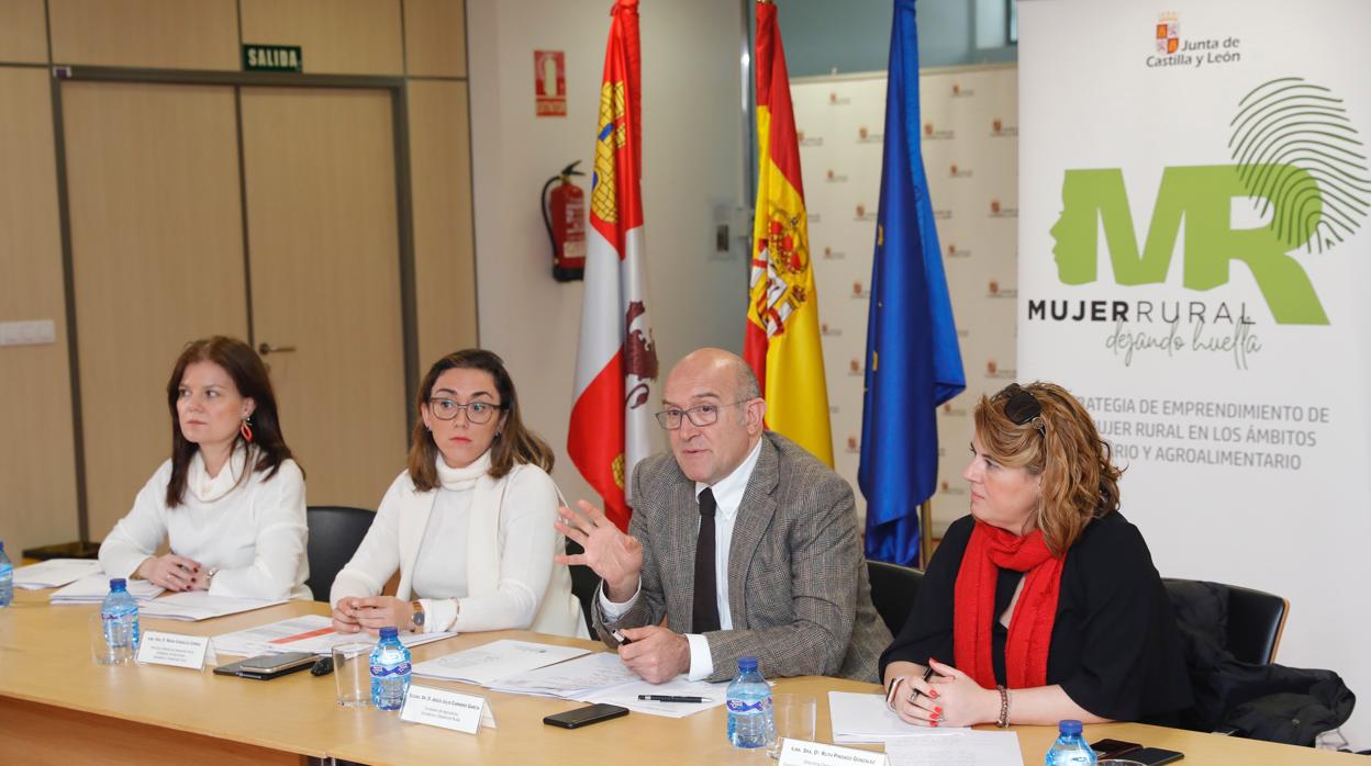 Jesús Julio Carnero, consejero de Agricultura y Ganadería, durante la presentación del sondeo