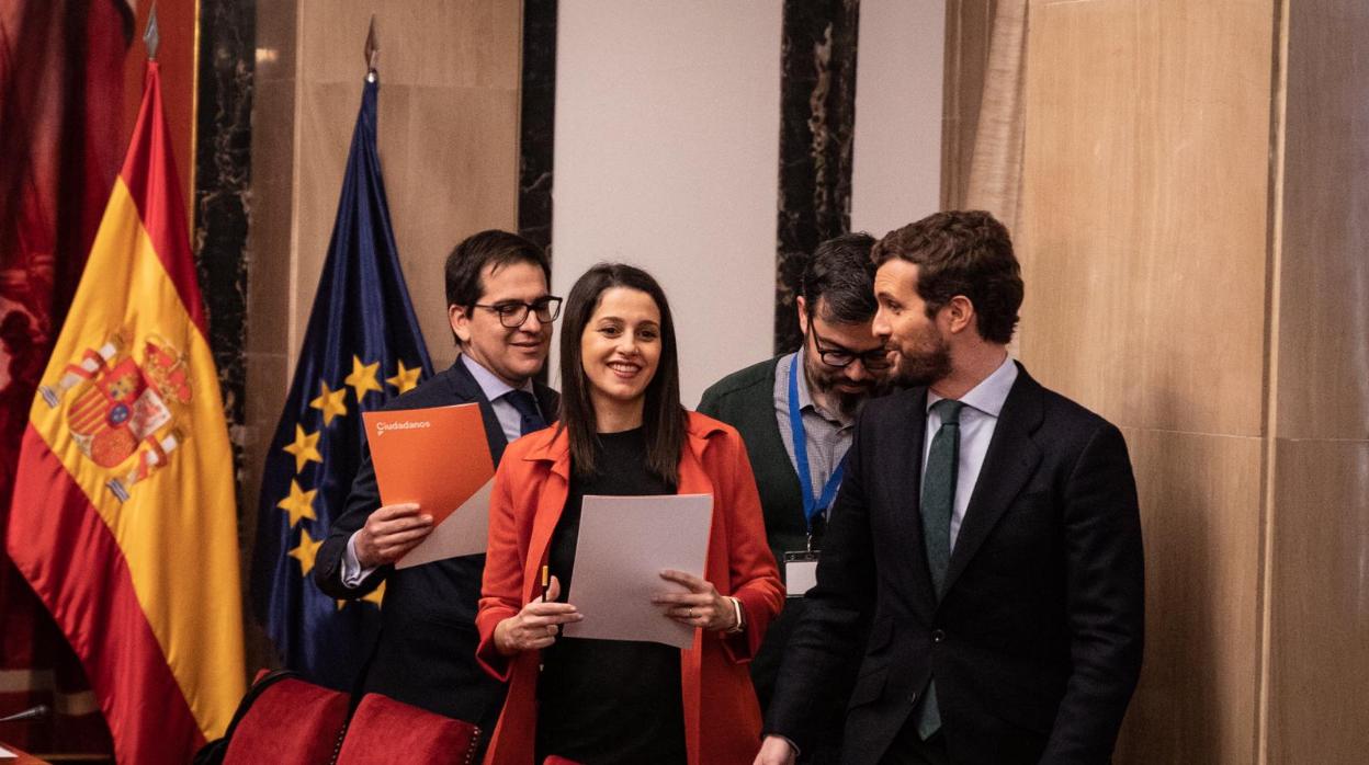 Inés Arrimadas y Pablo Casado se reunieron ayer en el Congreso de los Diputados para intentar cerrar candidaturas conjuntas en el País Vasco, Galicia y Cataluña