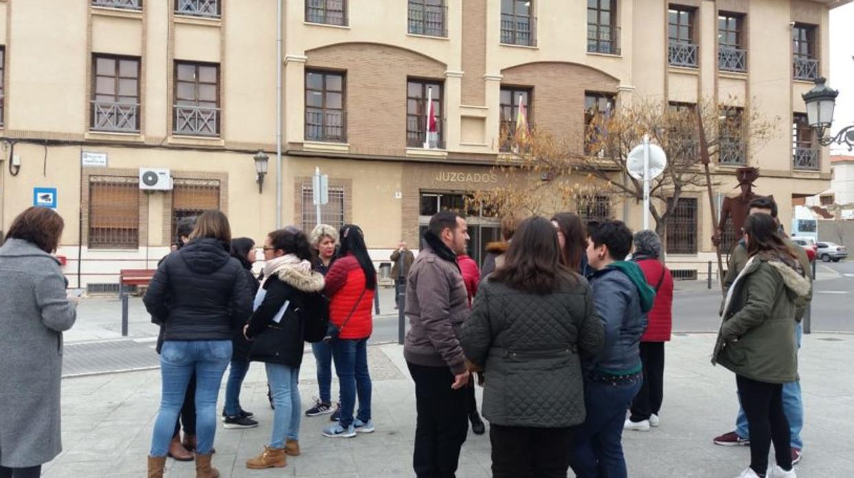 Vecinos de La Puebla de Almoradiel ante los juzgados de Quintanar