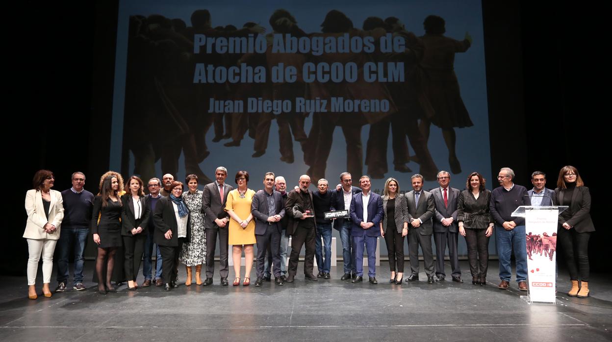 Foto de familia de todos los asistentes junto a Juan Diego