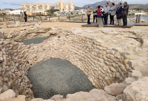 Visita de los responsables municipales y de la Diputación, este jueves, a la zona de los restos arqueológicos