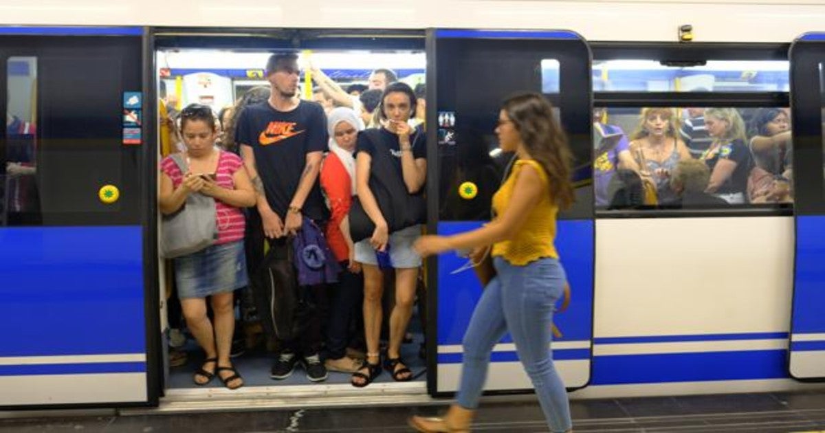 Usuarios en el Metro de Madrid