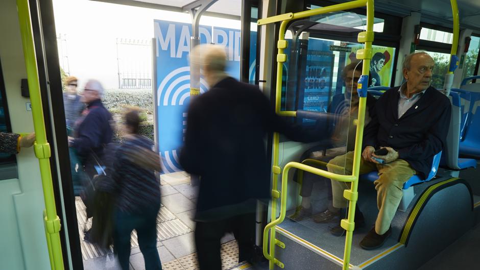 «Nos habían aislado con Madrid Central. Estos autobuses son una buena medida»