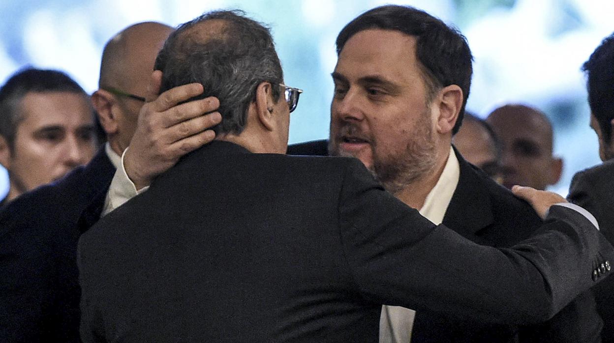 Torra abraza a Junqueras, cuando en enero salió de la cárcel para acudir a una comisión del Parlament