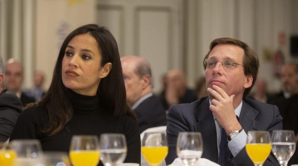 El alcalde de Madrid, José Luis Martínez-Almeida, junto a la vicealcaldesa, Begoña Villacís, en un desayuno