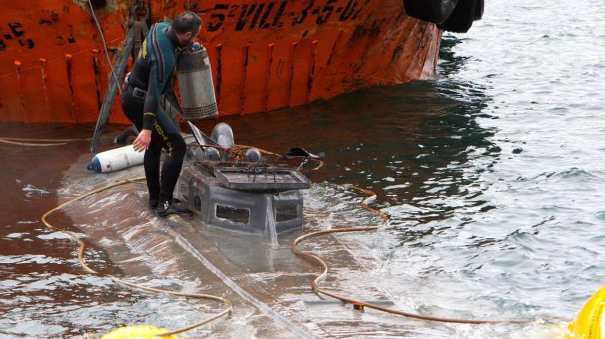 Imagen del narcosubmarino tras ser reflotado en Cangas