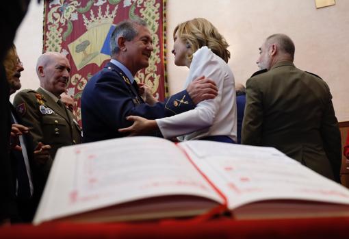 Pilar Alegría, felicitada por los mandos militares que también acudieron este sábado a su toma de posesión como nueva delegada del Gobierno en Aragón