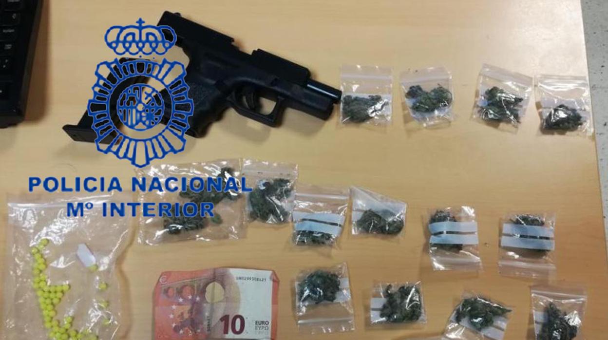 Las bolsas con el hachís y la pistola simulada intervenidos por la Policía Nacional al menor