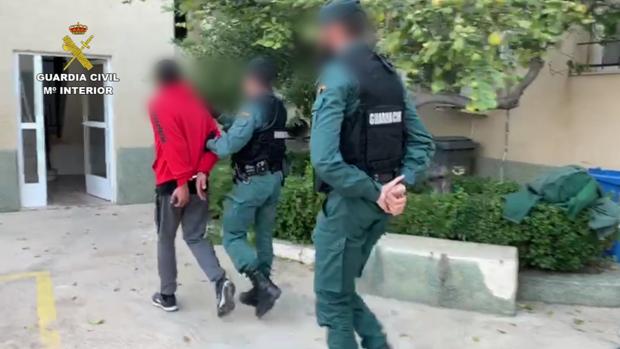 Caen dos peligrosos fugitivos en Alicante, uno al ir a comprar tabaco